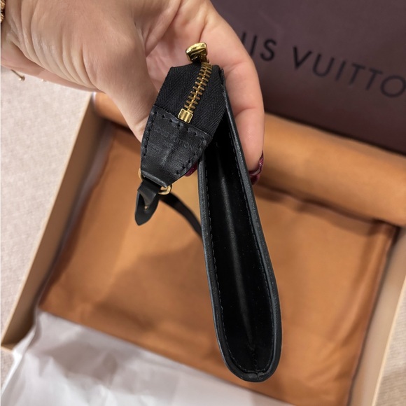 Authentic Louis Vuitton Epi Pochette accessories 24 epi wristlet - Picture 5 of 12